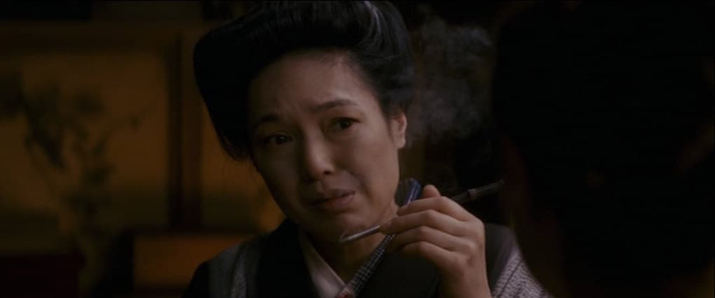 <h2 class="cms-H2-H2">Madre - Kaori Momoi</h2>
<br>Es importante recordar que en la trama, Sayuri es vendida a una casa de geishas y quien la administraba era una señora de la tercera edad conocida como Madre. Ella se encarga de adoptar a la protagonista como su hija tras convertirse en la geisha con mejor reputación.