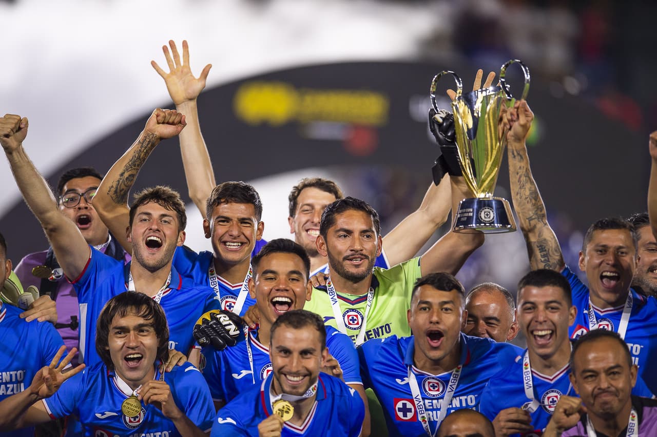 Julián Quiñones pasó de héroe a villano en cuestión de minutos, pues marcó el gol para empatar 2-2 en el tiempo reglamentario, pero voló el último cobro en los penales para darle el triunfo a Cruz Azul.