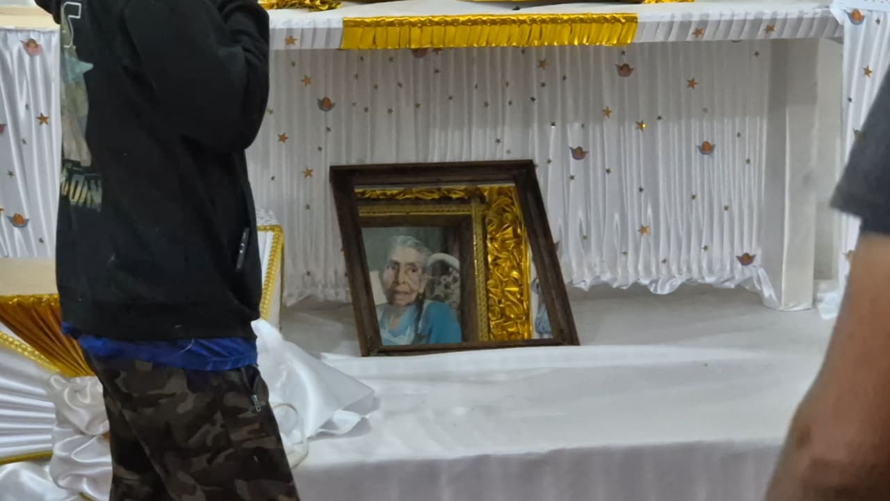 Una característica única de estos altares es el uso de espejos en el lugar de la foto del difunto y su imagen, que está pegada debajo de uno de los peldaños del altar, se refleja en el espejo. Según Cortés Rubí "el espejo simula la esencia de las ánimas que no podemos tocar físicamente."
