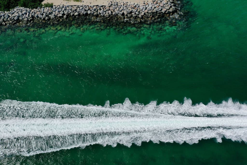 Los residentes de locales, y también turistas, aprovechan para pasear en bote.