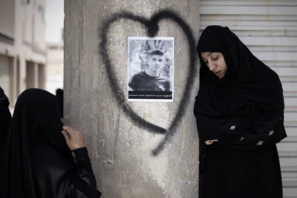 Un grupo de mujeres de Bahréin llora en el funeral de Sayed Sayed Mahmud Morsin, aparentemente asesinado por las fuerzas de seguridad en una protesta en Manama.