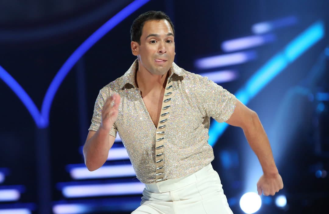 En la novena gala, Bobby Pulido bailó el merengue 'Yo no soy un monstruo'.