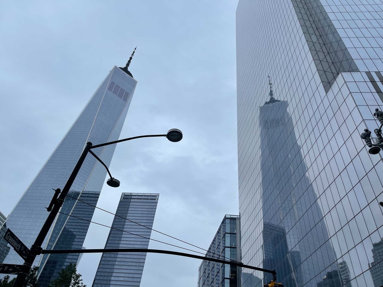 La vicepresidenta Kamala Harris se presentó en el Museo y Monumento Nacional del 11 de septiembre junto con el alcalde Eric Adams y el exalcalde Michael Bloomberg.
<br>