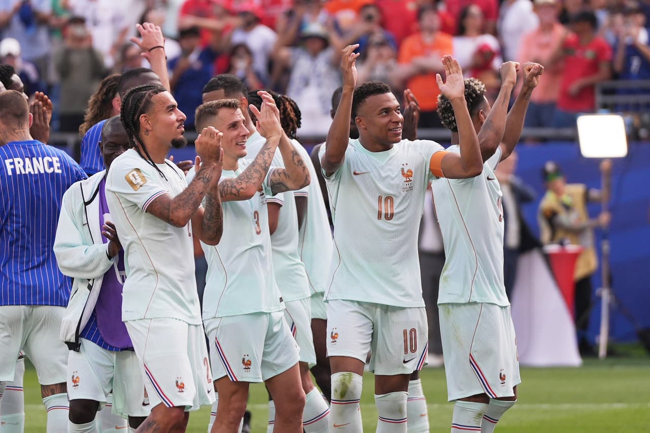 Los jugadores corresponden el festejo a su afición.