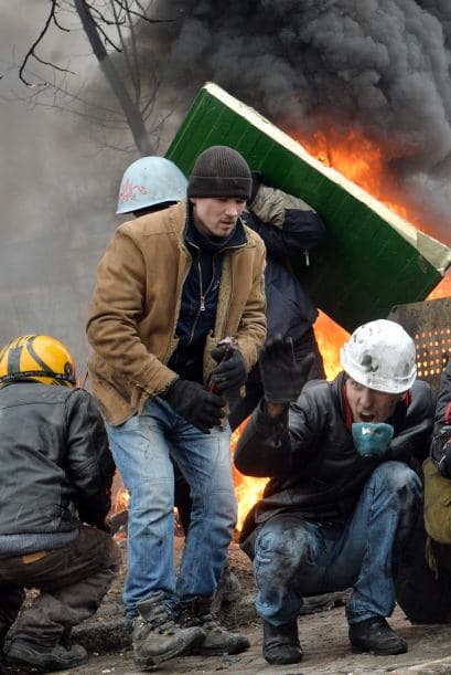El ministro del Interior ucraniano, Vitaly Zakharchenko, dijo el jueves que 67 agentes de policía habían sido capturados por los manifestantes en Kiev.