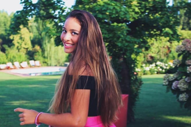 Esta jovencita de tan solo 16 años, tiene una cara hermosa y además heredó el carisma de su padre.