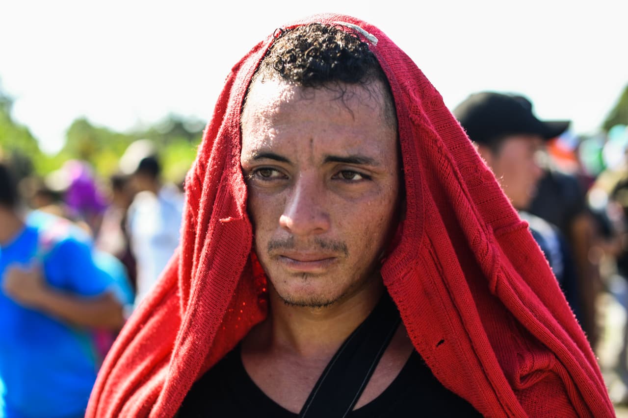 Caravana de migrantes evade a autoridades mexicanas y enfila hacia el sur de EEUU