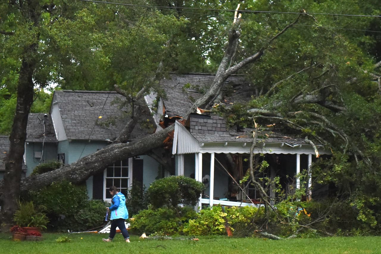 Esta foto del 29 de abril de 2016 muestra un casa dañada por un árbol caído durante tormentas en Lindale, Texas. Mas de 200 casas fueron dañadas o destruidas por tornados un fin de semana.