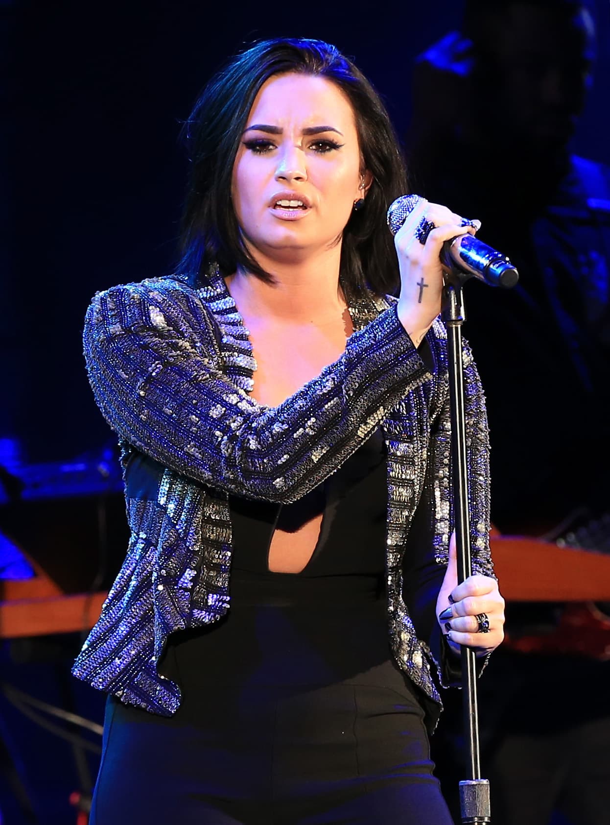 La cantante sugirió que tras escuchar 'Warrior', quienes la atacaron "tal vez puedan tener compasión por alguien que 
<b>solo cometió un error</b>. De todo el mundo, yo 
<b>conozco el abuso sexual</b>. No tienen que educarme".