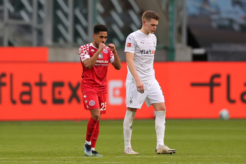 En los últimos minutos, Mainz arrebató el triunfo al Mönchengladbach dejando el marcador 1-2. Mainz llegó a 17 puntos y es penúltimo general; M’Gladbach se quedó con 33.