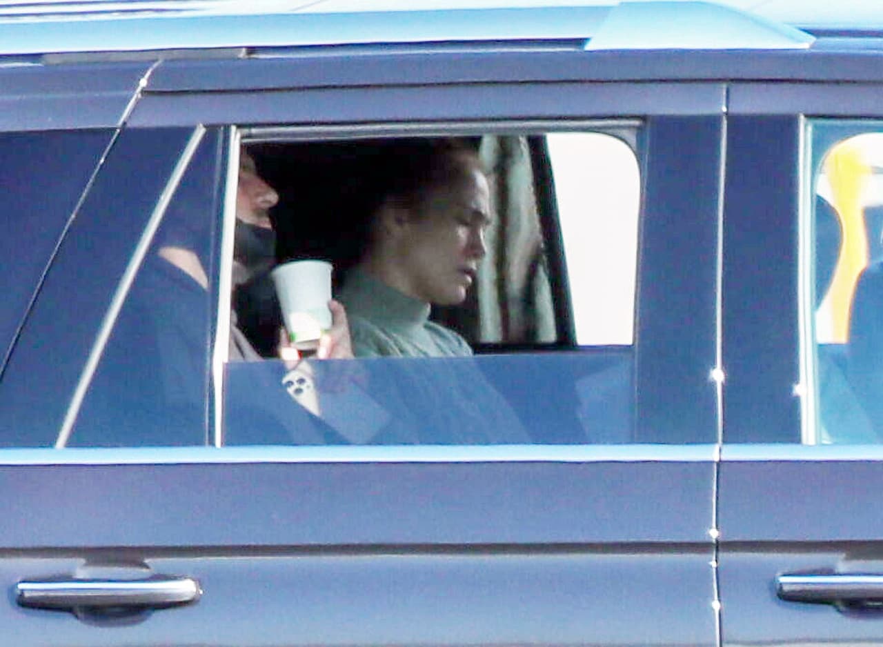 Al final del día de grabaciones, 
<a href="https://www.univision.com/famosos/jlo-ramo-de-novia-fotos">Jennifer López</a> abordó su automóvil luciendo todavía más exhausta. 
<br>