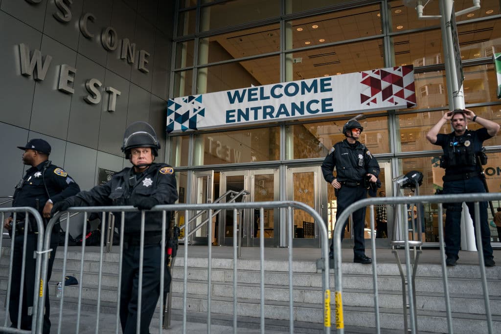 Los acuerdos de libre comercio permiten el acceso a tierras intactas para que las empresas obtengan beneficios, según los manifestantes.