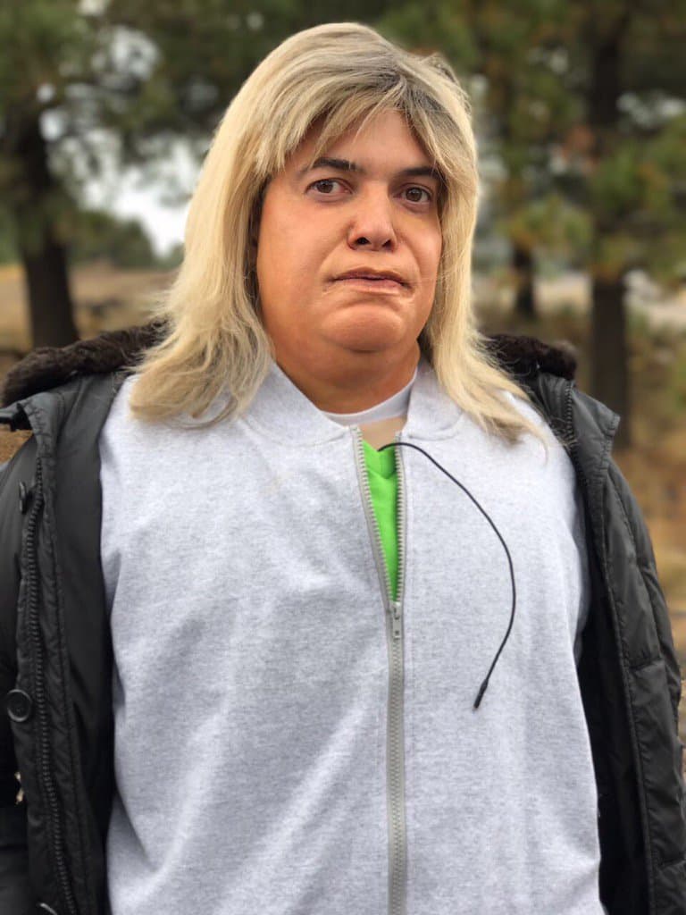 Así se ha tenido que caracterizar el también conductor para su nuevo proyecto televisivo.