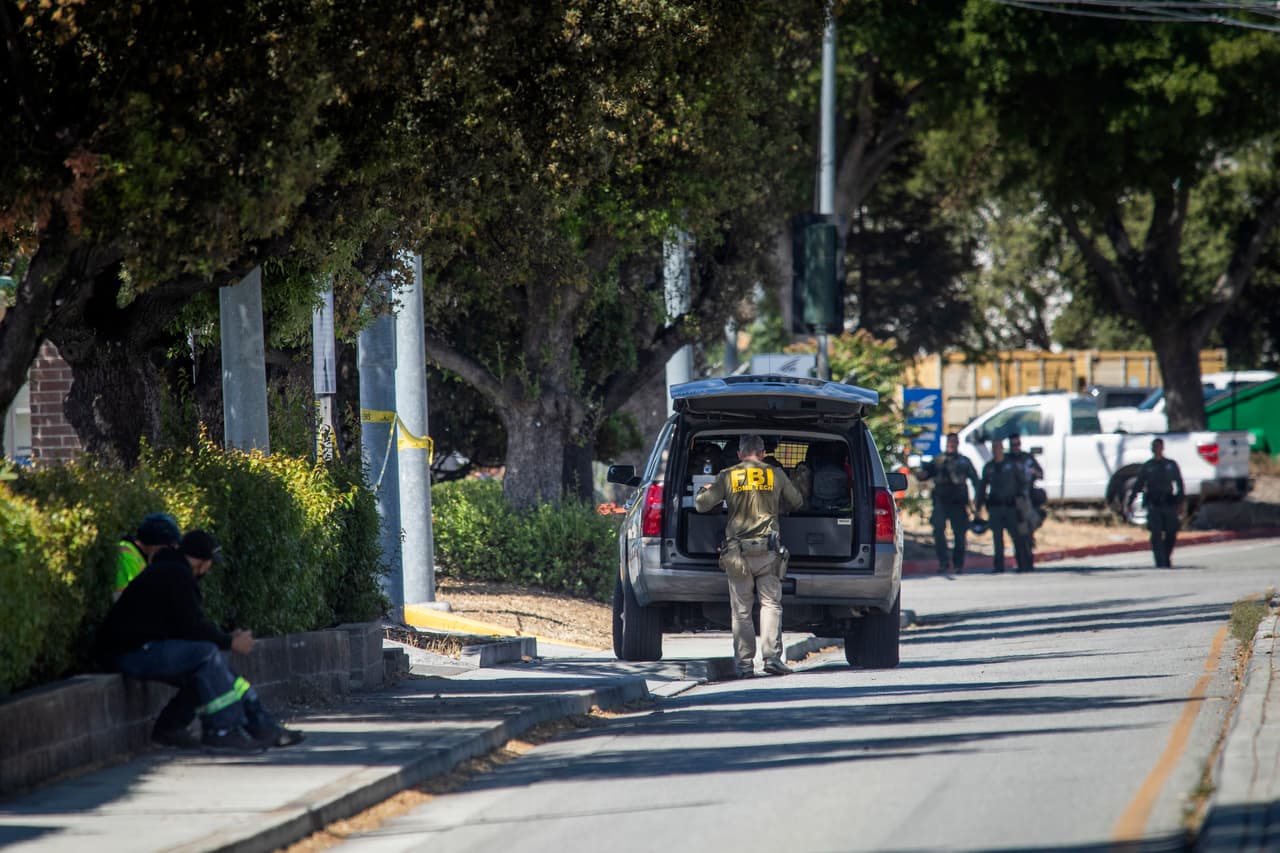 Momentos antes de la balacera, los bomberos de San José respondieron a 
<a href="https://twitter.com/SJFD/status/1397579588545310722" target="_blank">un incendio residencial en la cuadra 1100 de Angmar Court</a>. El siniestro alcanzó las dos alarmas y los brigadistas dijeron que los daños provocados por el fuego dejaron la casa inhabitable.