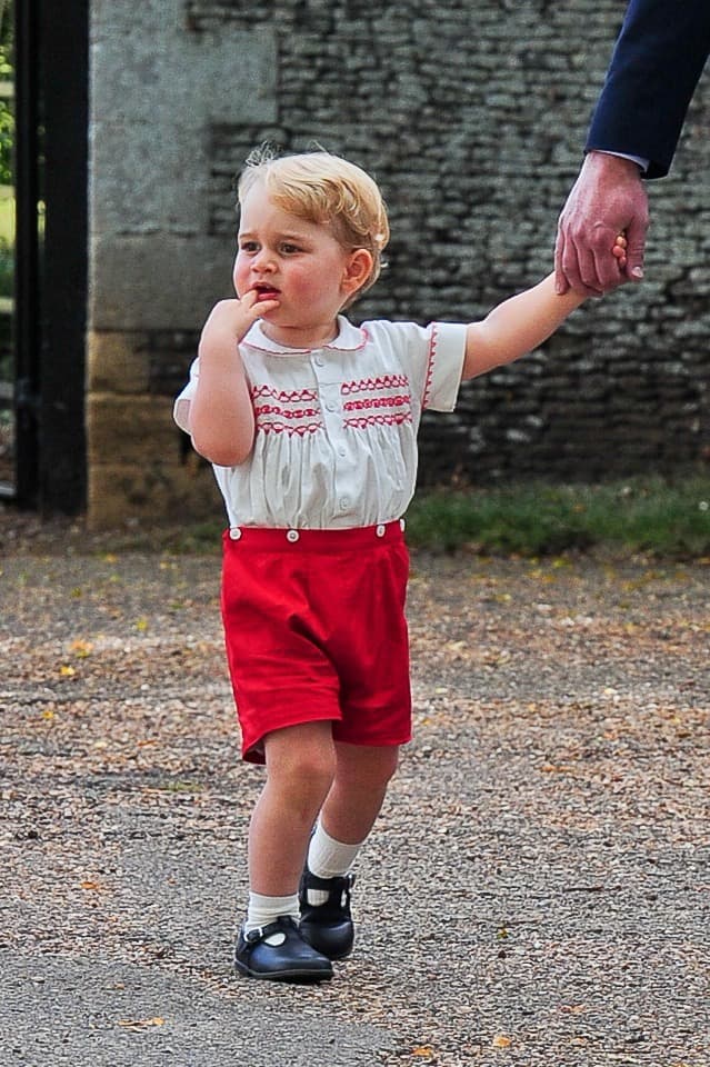 Así lució el encantador principito George en el bautizo de su hermanita Charlotte.