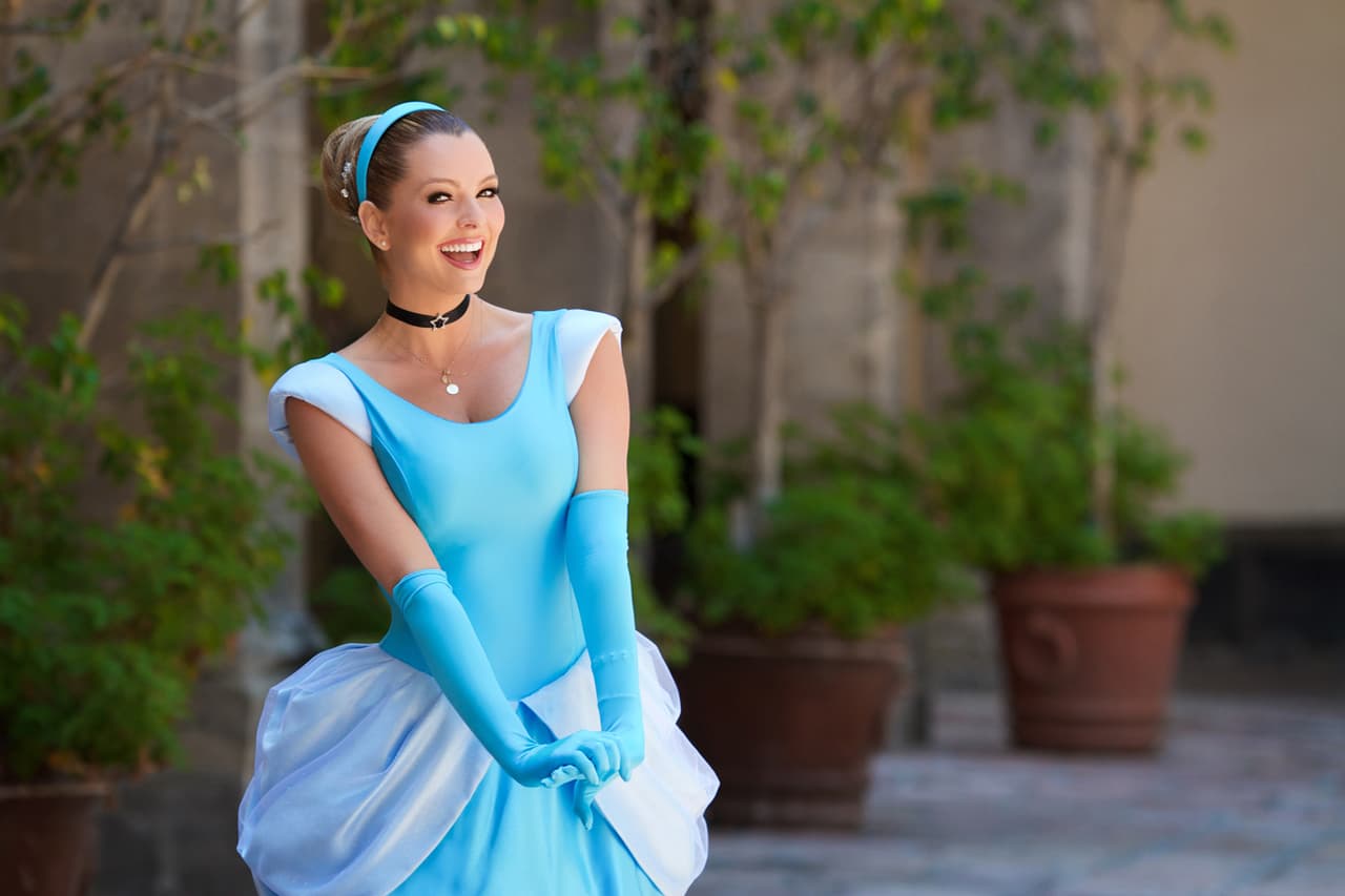 La actriz Marjorie de Sousa colaboró con la Fundación Dr. Sonrisas, que trabaja con menores que padecen cáncer, VIH sida, fibrosis quística, entre otras enfermedades, con el fin de cumplir el sueño de tres niñas que querían conocer a Cenicienta.