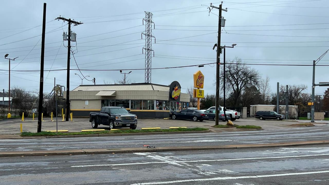 La policía ha instado a cualquier persona que pueda tener información relevante sobre el tiroteo a que
<b>se presente y colabore con las autoridades para garantizar que se haga justicia, llamando al 911</b>.