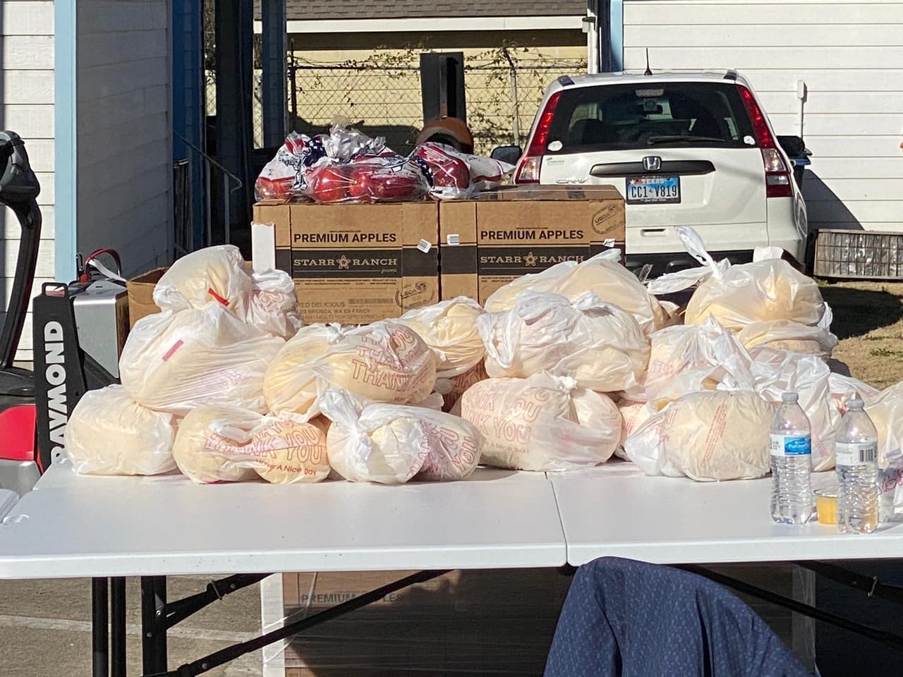 Esto como parte de un evento de distribución de despensa móvil.