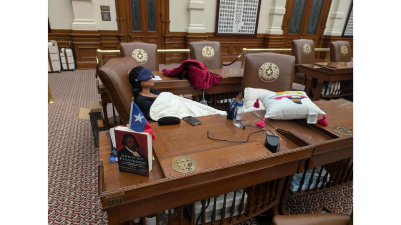 La representante Nicole Collier durmió en su silla para evitar ser escoltada por agentes del Departamento de Seguridad Pública de Texas.