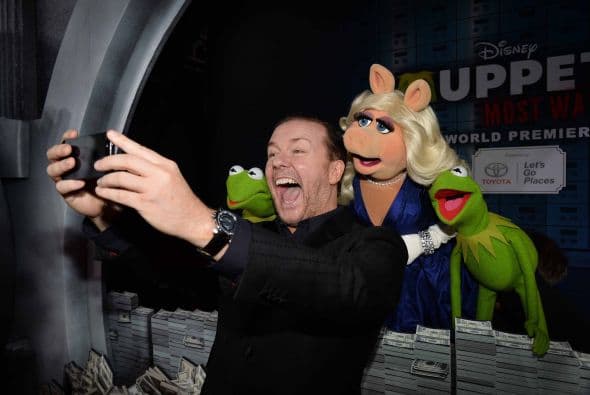 Los famosos títeres llegaron al Capital Theatre durante la premier de su más reciente película y sus fieles fanáticos se apoderaron del boulevard de las estrellas en Hollywood. Muppets Most Wanted es una comedia musical escrita por Bobin y Nicholas Stoller y continúa la saga de 2011 ‘The Muppets’. Esta vez, la rana Kermit y sus amigos se verán envueltos involuntariamente en un crimen internacional, mientras se encontraban de gira por Europa.