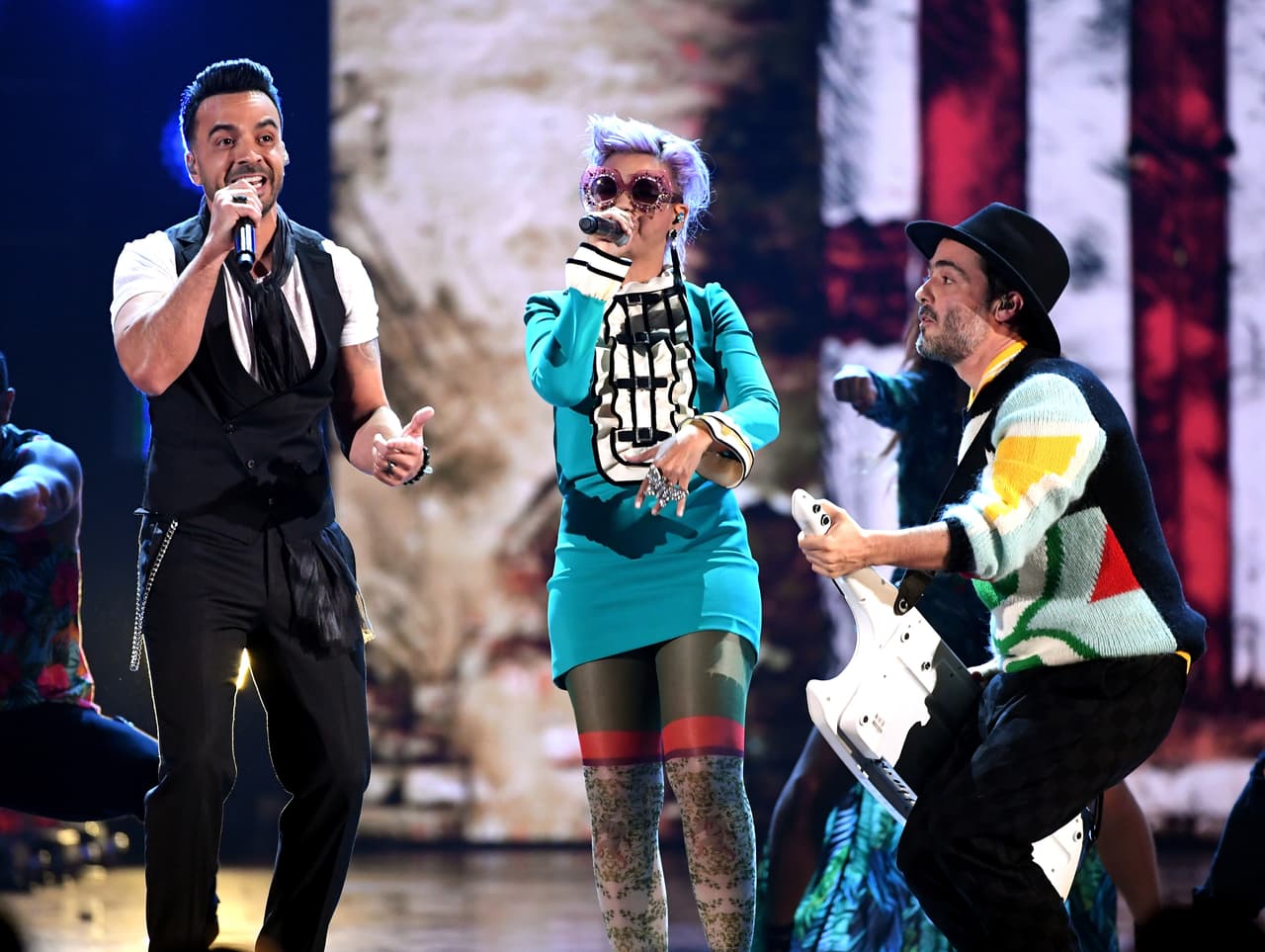 Y no estuvo solo, lo hizo acompañado de Bomba Estéreo, Víctor Manuelle y Diplo.