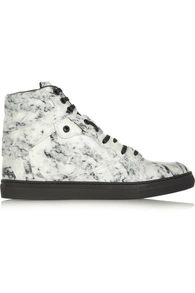 Marmoleados: Streetwear de lujo, es la definición perfecta para estos tenis de Balenciaga. Con un estampado elegante, pero a la vez moderno, este modelo promete comodidad absoluta y una dosis de estilo inigualable.