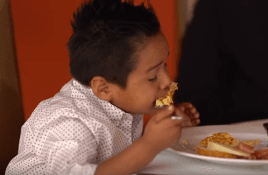 El segundo platillo que Miguel Bosé ofreció a Giovani fue la tortilla española, la cual encantó al pequeño capitán de 'los Sacahispas' por saber a "huevito".