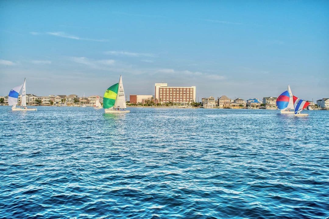 En Wrightsville Beach podrás competir en un velero, trotar en el sendero de fitness "The Loop" o descubrir la vida salvaje en la cercana isla Masonboro.