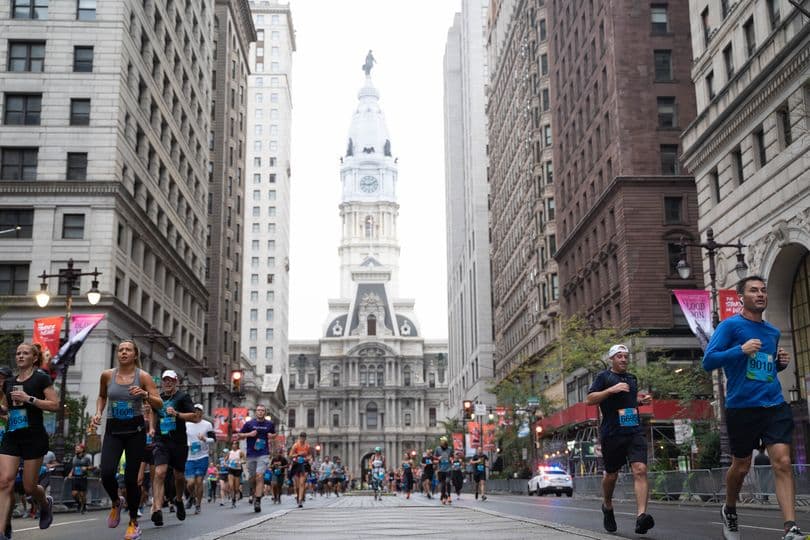 <b><a href="https://www.broadstreetrun.com/">Blue Cross Broad Street Run (7 de mayo)</a></b>. El primer domingo de mayo, Broad Street se transforma en un paraíso para los corredores con la Blue Cross Broad Street Run. Durante la carrera de 10 millas -de más de 40 años de historia- los participantes corren desde el vecindario de Logan en el norte de Filadelfia hasta The Navy Yard en el sur de Filadelfia, con espectadores gritando, apoyando y levantando carteles divertidos a lo largo del camino.