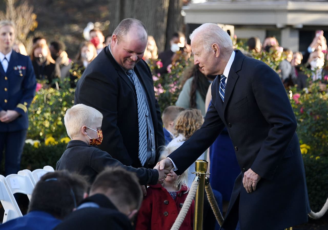 El presidente con algunos niños que presenciaron la ceremonia.
<br>
<br>El tradicional 'perdón' del pavo, que han celebrado continuamente todos los presidentes de Estados Unidos durante el último cuarto de siglo, surgió con la decisión de Abraham Lincoln de 'salvar' el pavo que iba a cenar su familia en 1863, a petición de su hijo Tad.
