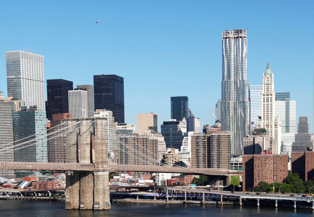 <b>Más vivienda</b>
<br>
<br>Con un mayor población viene la demanda por más vivienda. La cantidad de unidades residenciales también ha visto un gran aumento en las últimas decadas. La torre Frank Gehry en la calle Spruce fue en su momento el edificio residencial más alto del hemisferio oeste hasta que fue sobrepasado por 432 Park avenue en el Upper East Side.