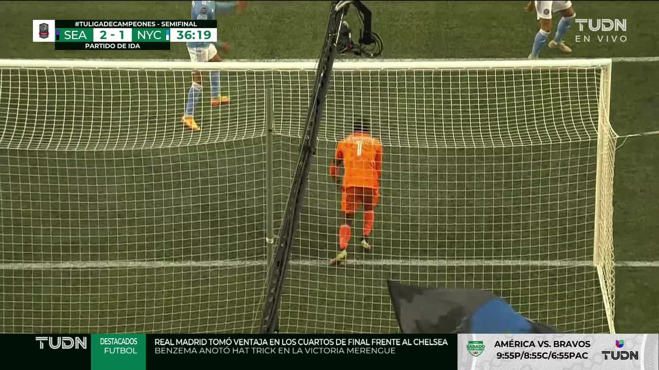 ¡TIRO ATAJADO! disparo por Raúl Ruidíaz.