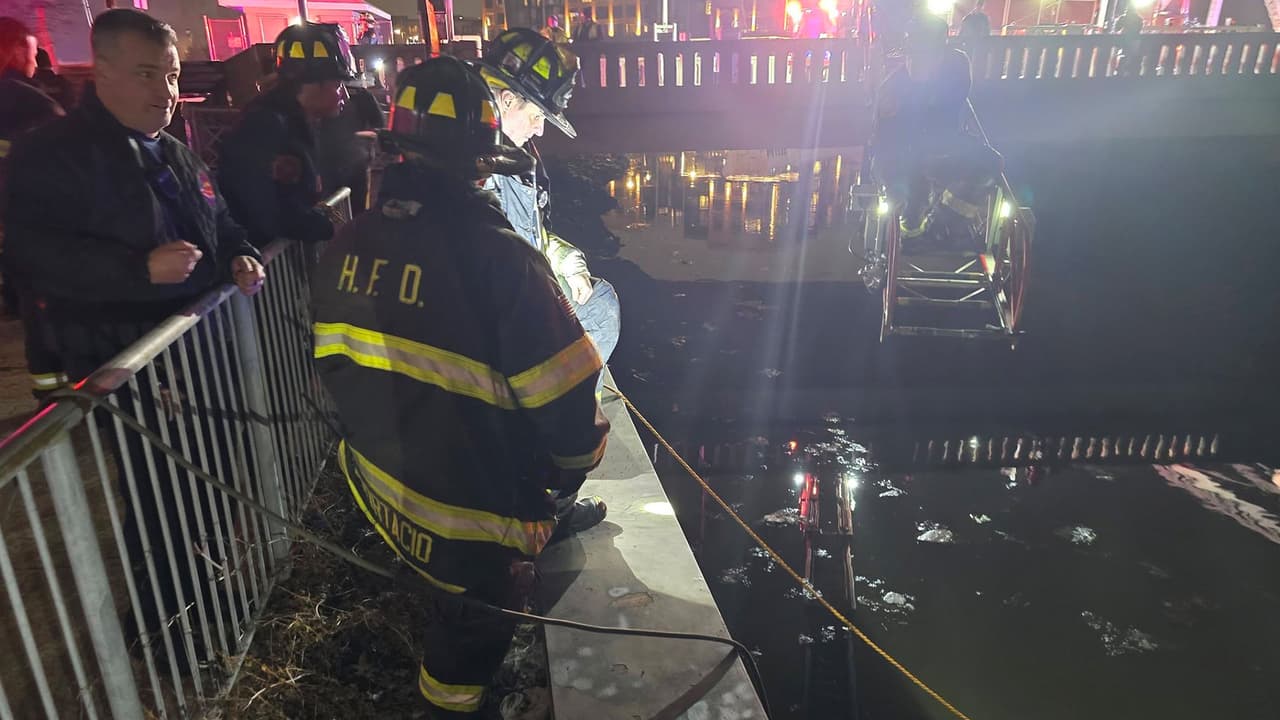 Rescatan a conductor de 79 años tras caer con su auto al río Hackensack en Nueva Jersey