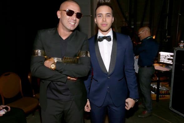 Una vez bajaban del escenario y durante la alfombra verde, se dieron la tarea de abrazarse, tomarse una que otra selfie y echarse uno que otro cuentito. ¡Y lo captamos todo!