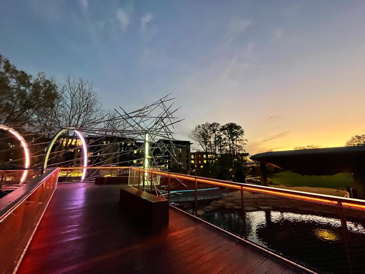 <b>Evento</b>: Valentine's Date Night
<br>
<b>Fecha</b>: 14 de febrero
<br>
<b>Lugar</b>: Downtown Cary Park. 327 S. Academy St., Cary, NC
<br>
<b>Sitio web</b>: 
<a href="https://downtowncarypark.com/things-to-do/calendar/796276694027">https://downtowncarypark.com/things-to-do/calendar/796276694027</a> 
<br>
<br>Disfrute de una velada relajada llena de amor, momentos preciados y elegancia tranquila. Con música de jazz en vivo a cargo del Dúo Angela Bingham. Deleite su paladar con un camión de comida local en Academy St y, hasta agotar existencias, haga lindas manualidades para parejas dentro de Academy Pavilion. Lleva a tu pareja, saborea la música y deje que se desarrolle el sutil romance de la noche mientras pasean de la mano por el parque.