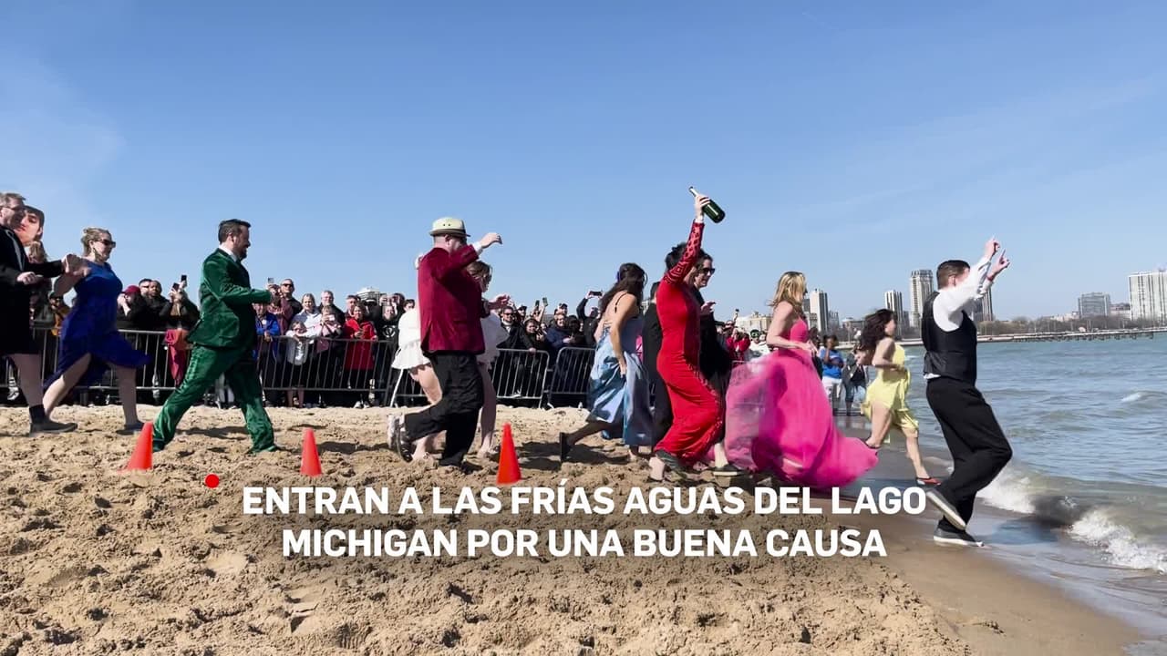 Acompañados de altos 60's, alrededor de 5,300 voluntarios se lanzaron a las aguas del Lago Michigan en la playa Norte este domingo 3 de marzo. Se trata de la edición número 24 del 'Chicago Polar Plunge', que recauda fondos para el equipo 'Special Olympics Chicago'. El evento inició a las 9:30 de la mañana, y finalizó a las 12:30 cuando el cuerpo de bomberos de Chicago se unió y se lanzaron al agua.