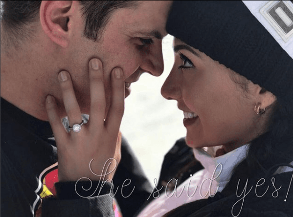 Mark Tacher prefirió la época decembrina para pedirle a Cynthia Alesco que se convirtiera en su esposa. En su cuenta oficial de Instagram Mark publicó esta instántanea con la leyenda: "La vida te lleva por caminos distintos siempre. Y contigo quiero recorrerlos, viajarlos, sentirlos, vivirlos, encontrarlos y disfrutarlos todos. ¡Te amo cada segundo más, mi amor!".