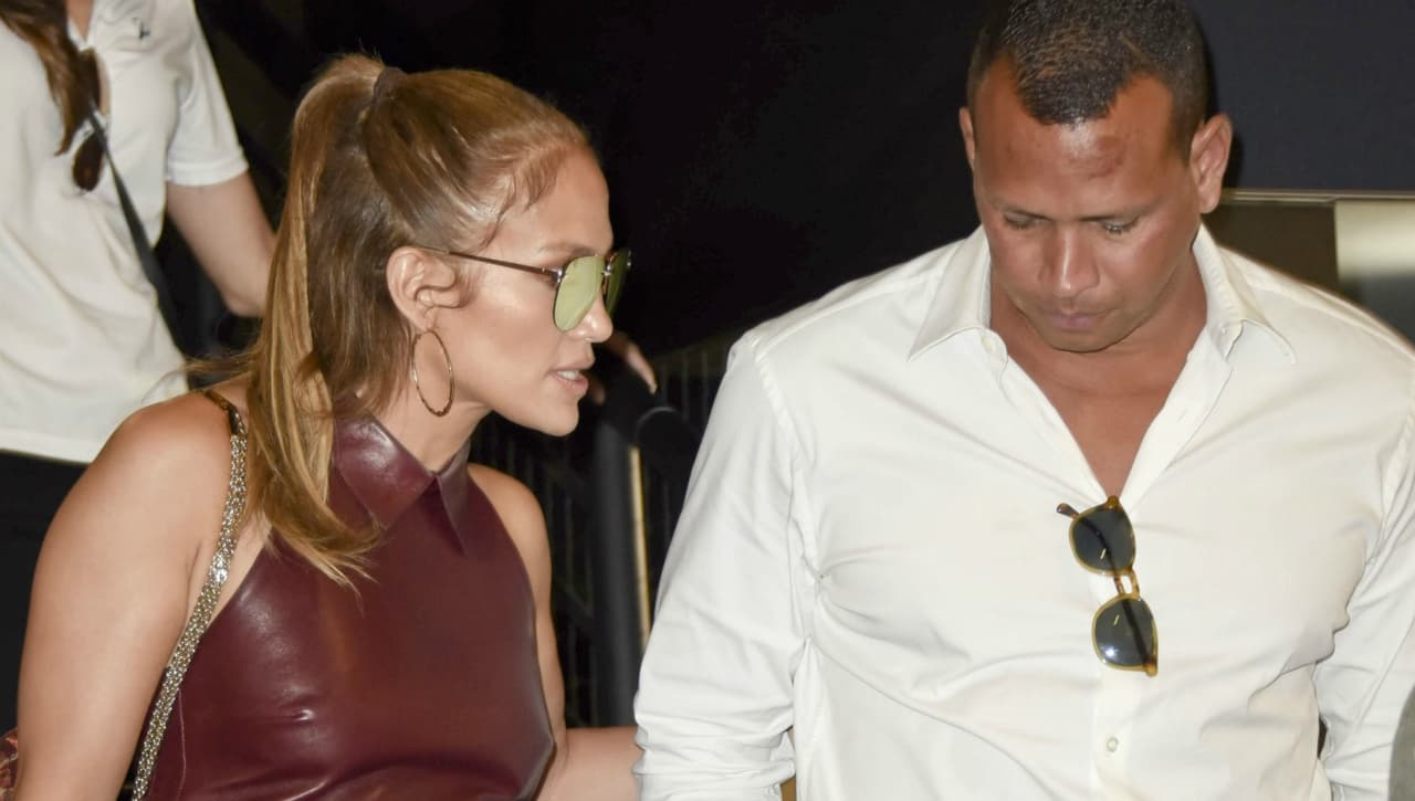 Daría la impresión de que ella lo está regañando, pero quienes están cerca de Jennifer López y Alex Rodríguez afirman que lo único que se dan es amor.