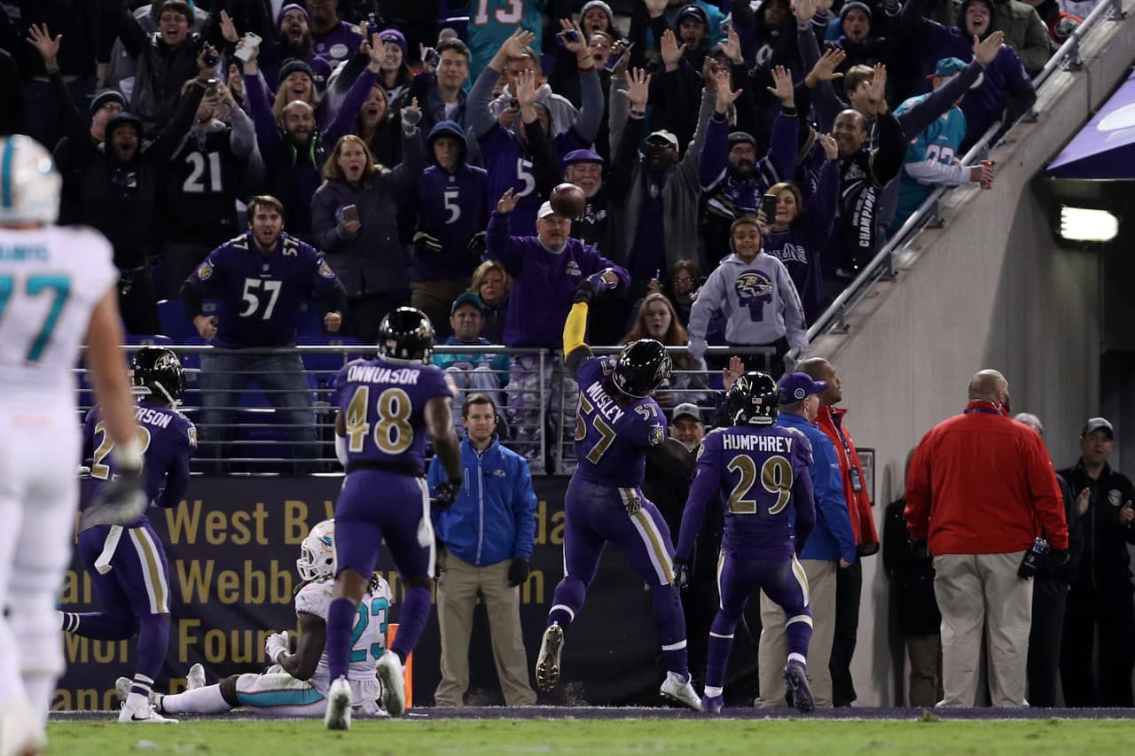 Antes de abandonar el campo completó 10 de 15 pases para 101 yardas, incluyendo un envío de anotación de 34 yardas para el receptor abierto Jeremy Maclin.