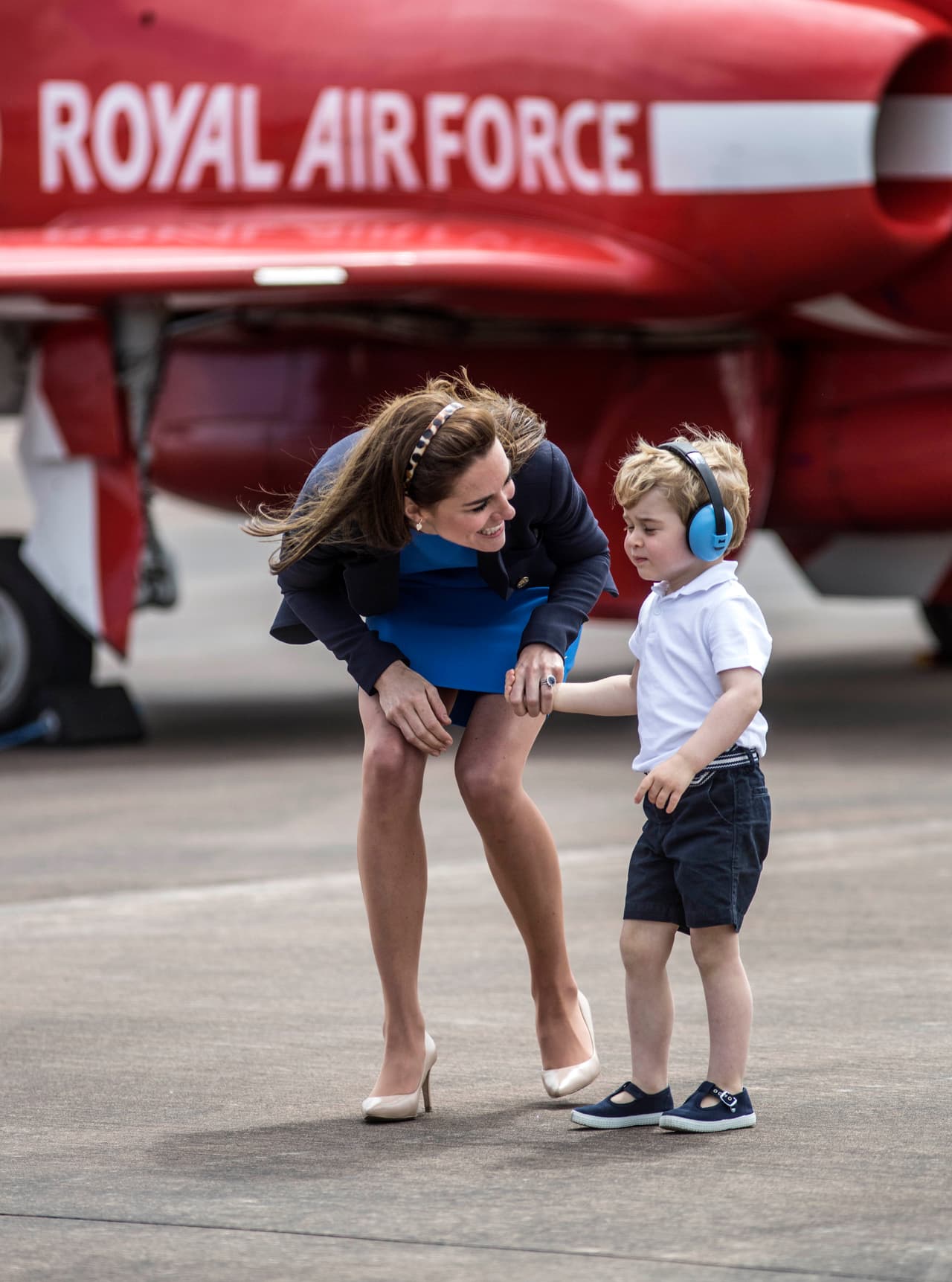 Esta es la mayor informalidad que se le permite a un príncipe: llevar sus shorts, con zapatos de trabilla sin medias de lana y su camiseta tipo polo sin ningún saco sobrepuesto.