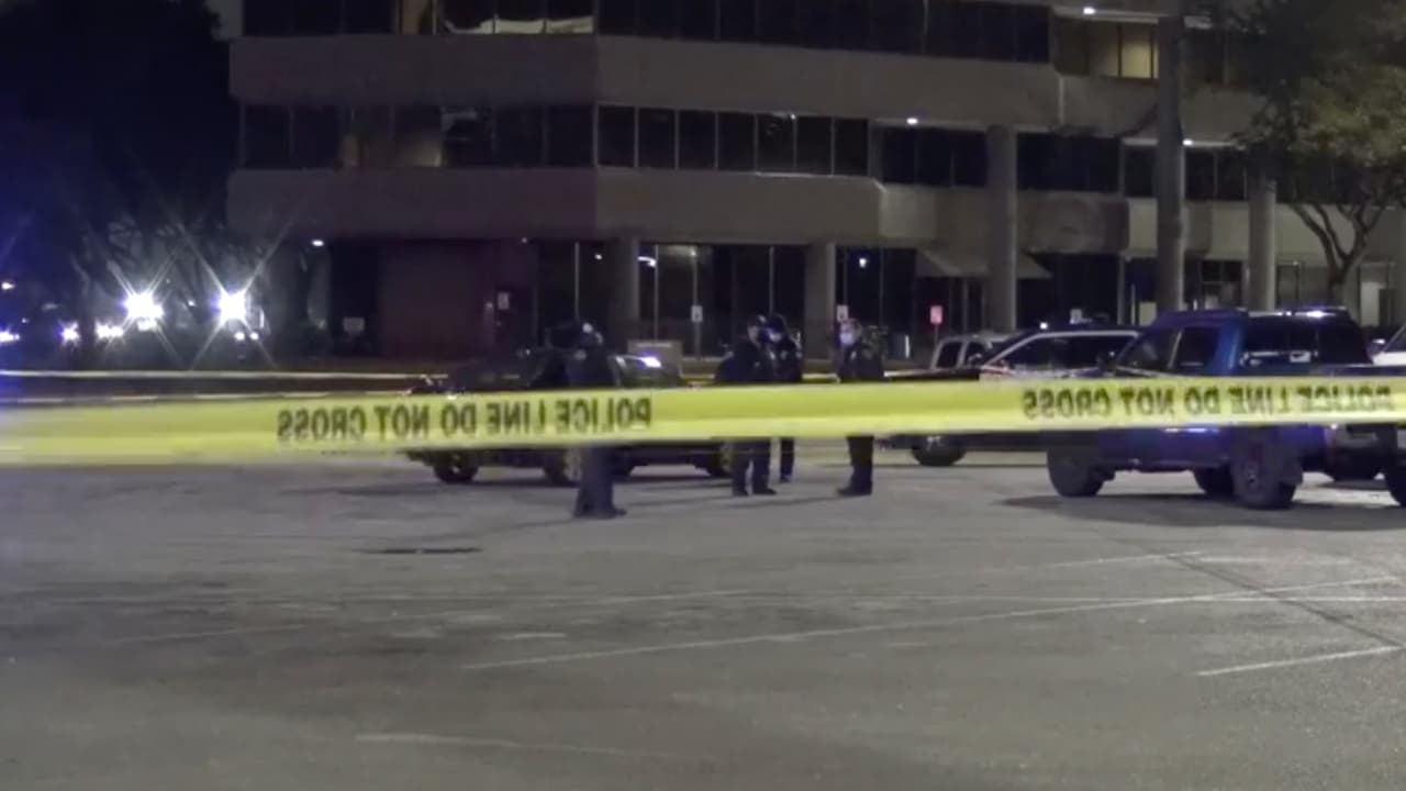 Por lo menos dos vehículos tenían agujeros por los disparos.