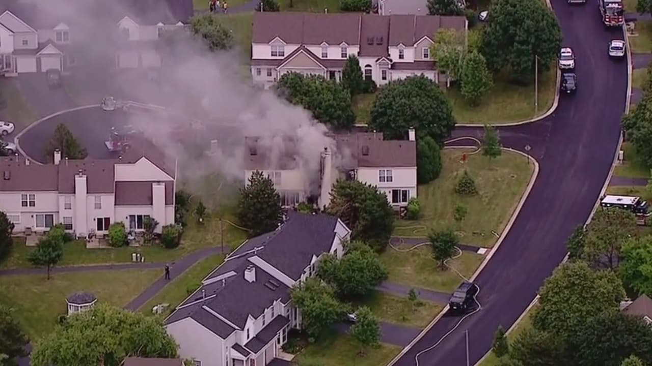 Voraz incendio en Streamwood deja al menos una persona herida y miles de dólares en pérdidas