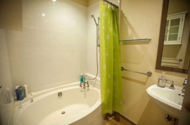 Al pagar por la cama en una de sus múltiples literas, también se tiene acceso compartido a duchas, wi-fi, computadoras y almohadas estimulantes. ¿Pero qué tienes que dar a cambio? Tu privacidad y la capacidad de llevar invitados que no estén registrados en el área.