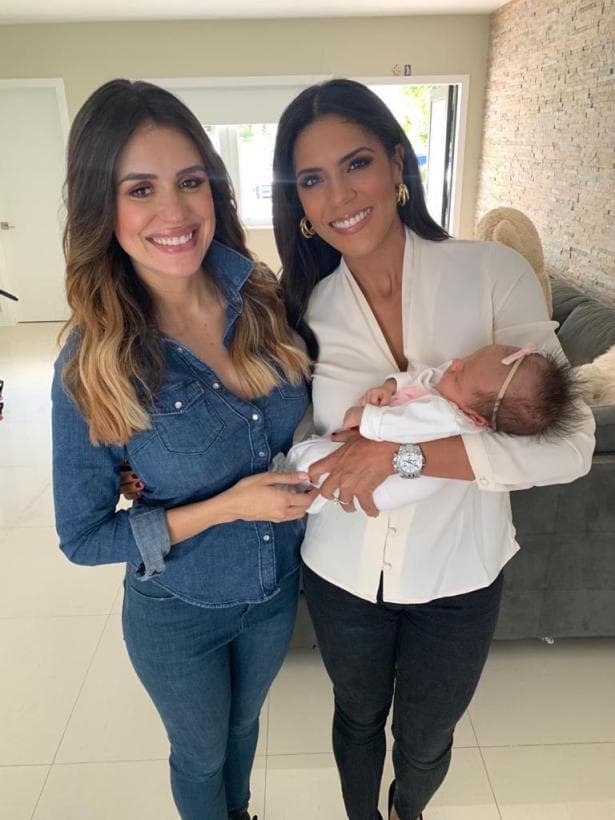 En entrevistas ha mencionado que su sueño es tener tres niñas con su amado italiano. "No me canso de decirlo. Lo más importante que me pasó este año fue comprometerme con el hombre de mis sueños. Por eso mi principal deseo es formar una familia, siempre he sido una mujer de familia y quiero hacer realidad el sueño de tener la mía". En esta foto donde aparece con Carolina Sarassa y su hija Chloé vemos la ternura con la que Francisca carga a la recién nacida.
<br>