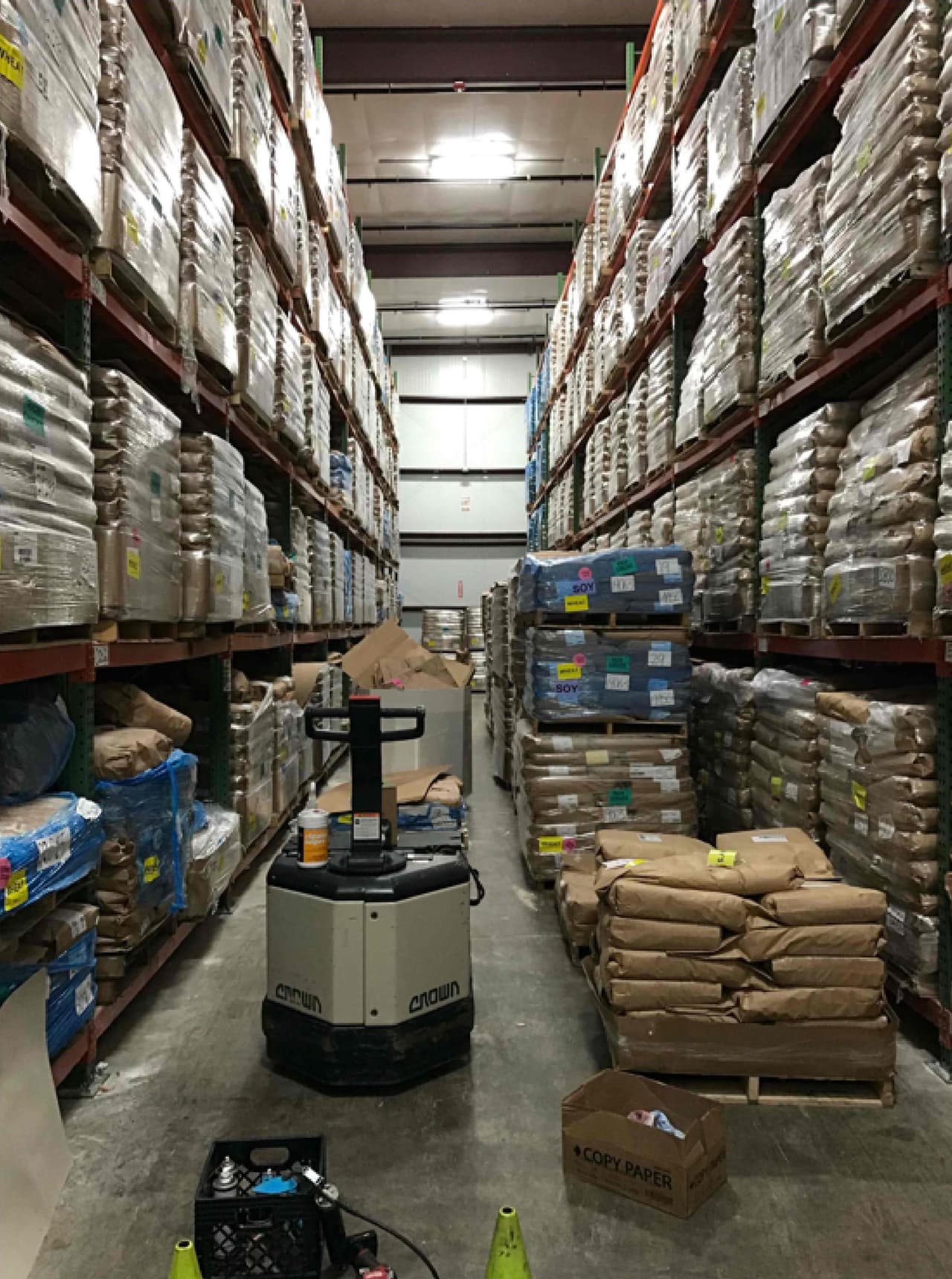 Montacargas y cajas obstruyen el paso hacia las salidas de emergencia.