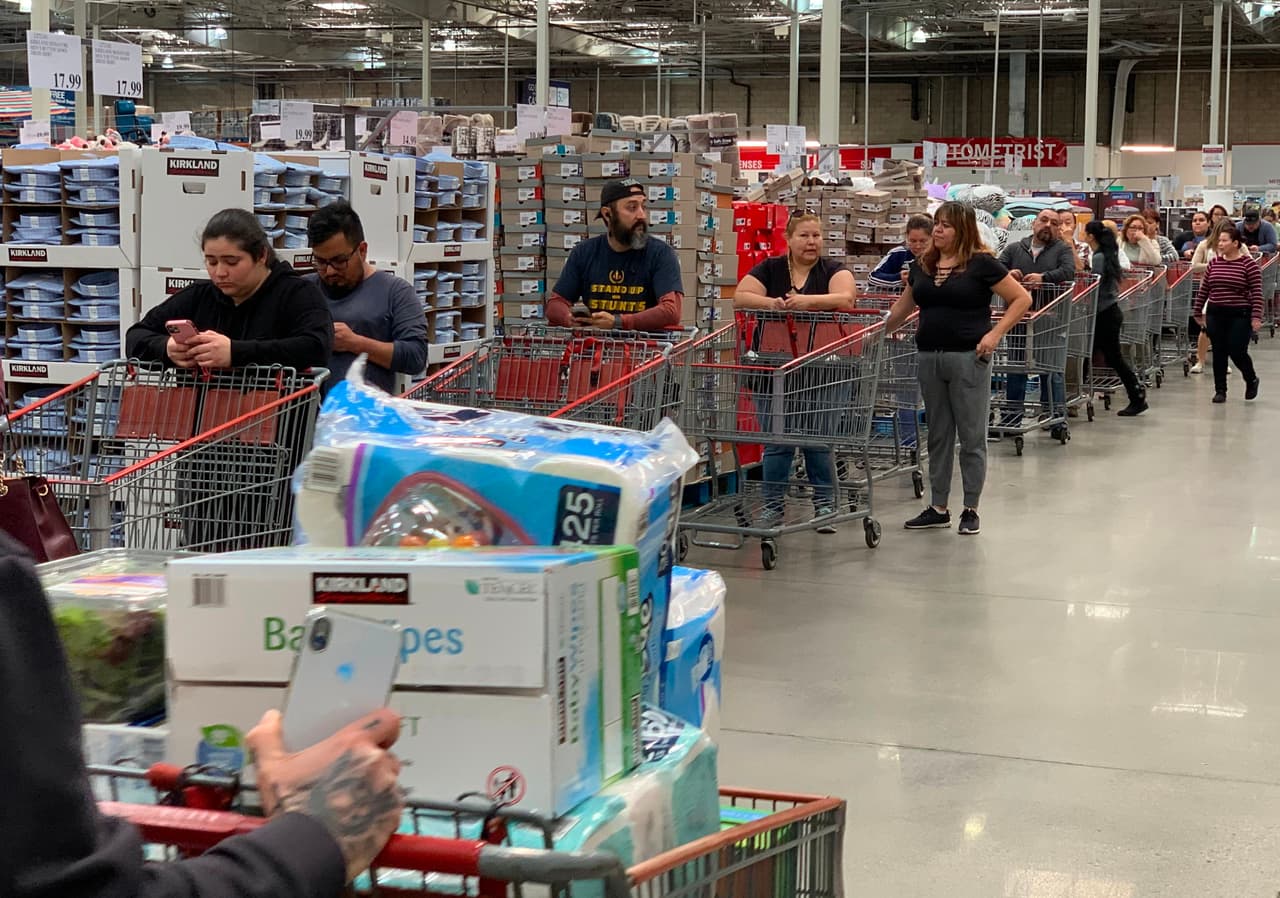 Pero tiendas como Costco reportaron un aumento en sus ventas de febrero que atribuyen “a la preocupación sobre el Coronavirus y estimamos que el impacto positivo en las ventas totales y comparables sea aproximadamente del tres por ciento”, según el 
<a href="https://investor.costco.com/news-releases/news-release-details/costco-wholesale-corporation-reports-second-quarter-and-year-20" target="_blank">comunicado</a>.