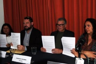 Norma Trujillo, Guillermo Osorno, Francisco Goldman y Marcela Turati en conferencia de prensa.
