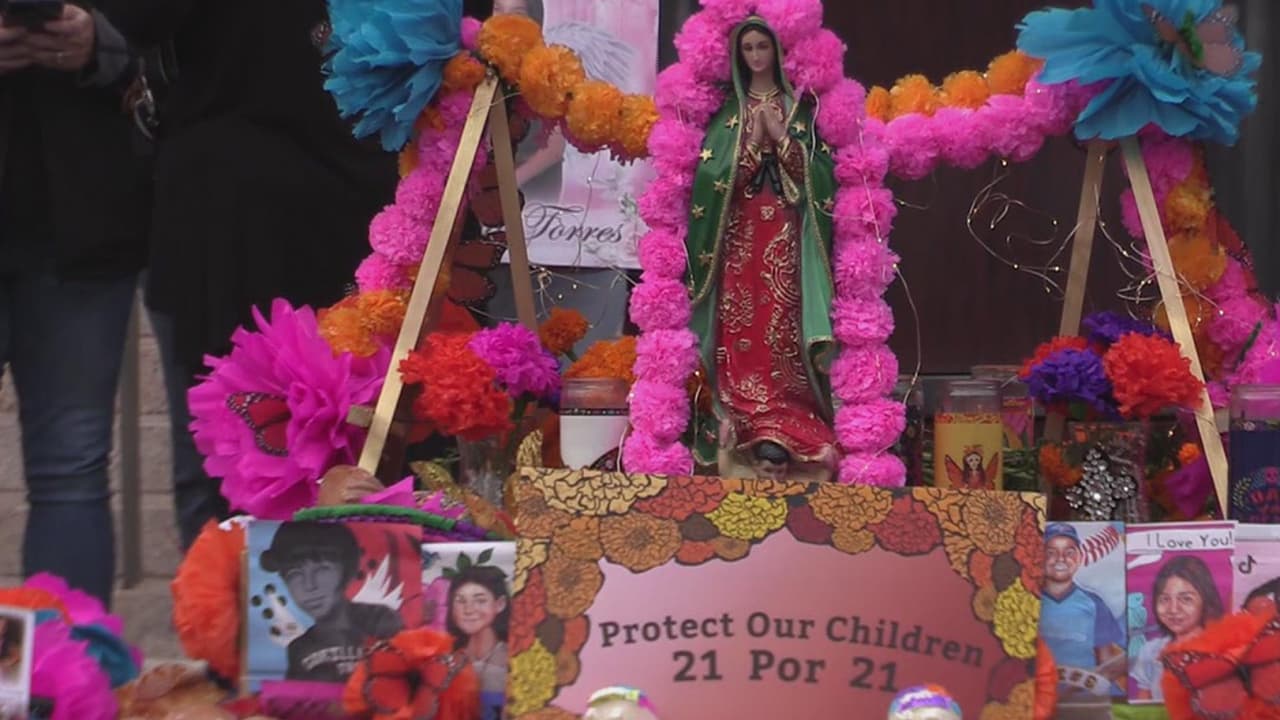 En este Día de Todos los Santos, alrededor de un centenar de personas llegó al Capitolio de Texas para participar en una vigilia para honrar la memoria de menores muertos en tiroteos y apoyar ley que restringe la venta de armas.