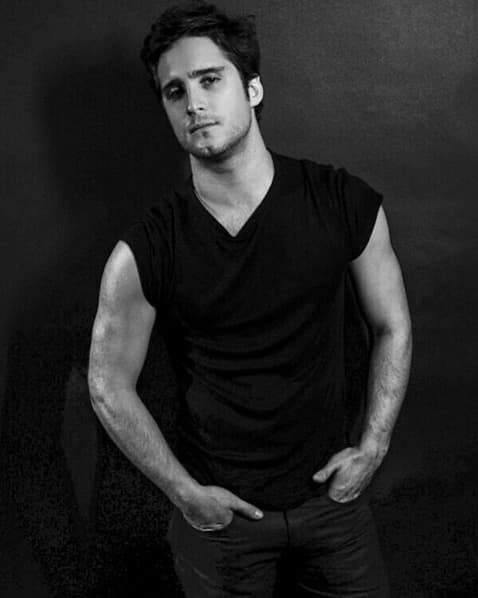 Se alejó por completo de las novelas, pero continúa siendo actor.