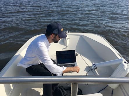 Surya Mattu identifica las redes Wi-Fi de Mar-a-Lago.